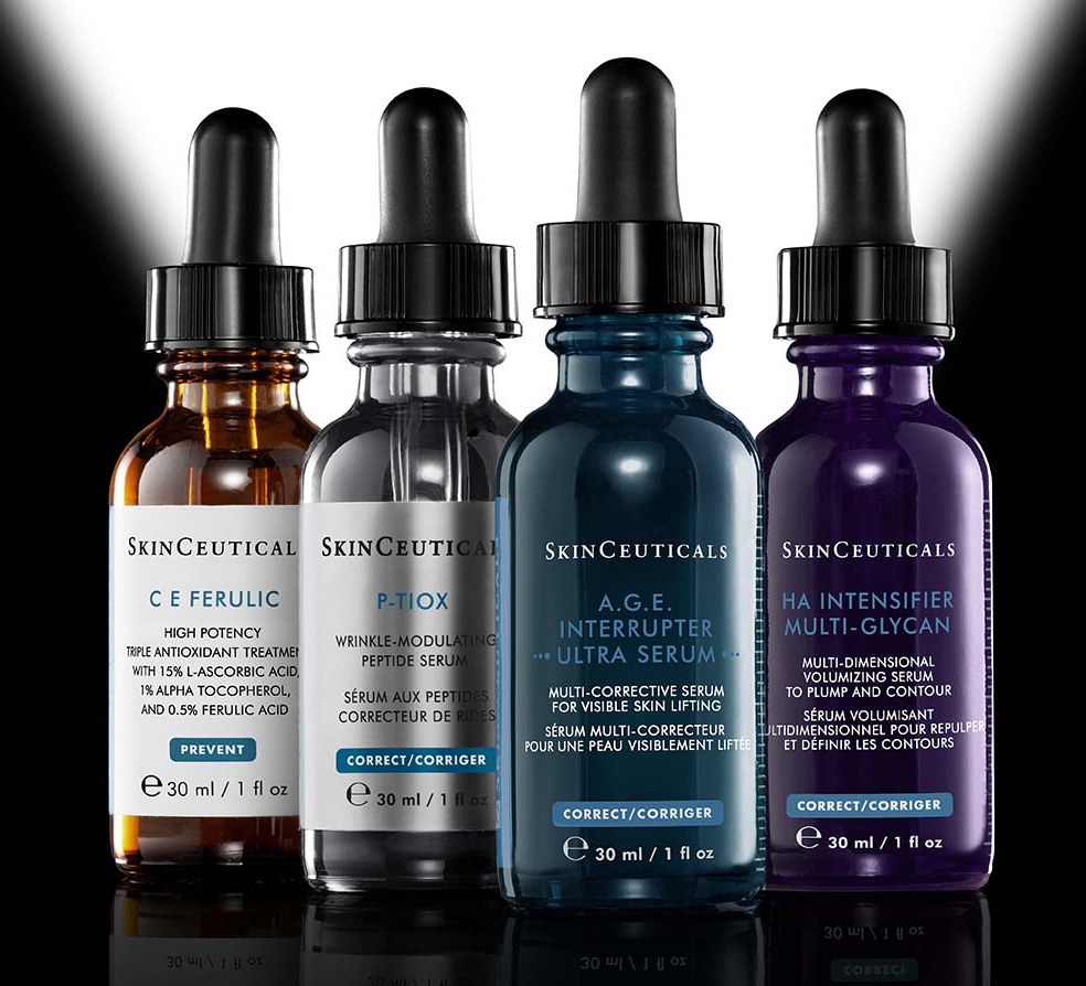 Vier Bestseller Seren, C E Ferulic, P-TIOX, A.G.E. Interrupter Ultra und HA Intensifier Multi-Glycan in einer Reihe vor einem schwarz-weißen Hintergrund