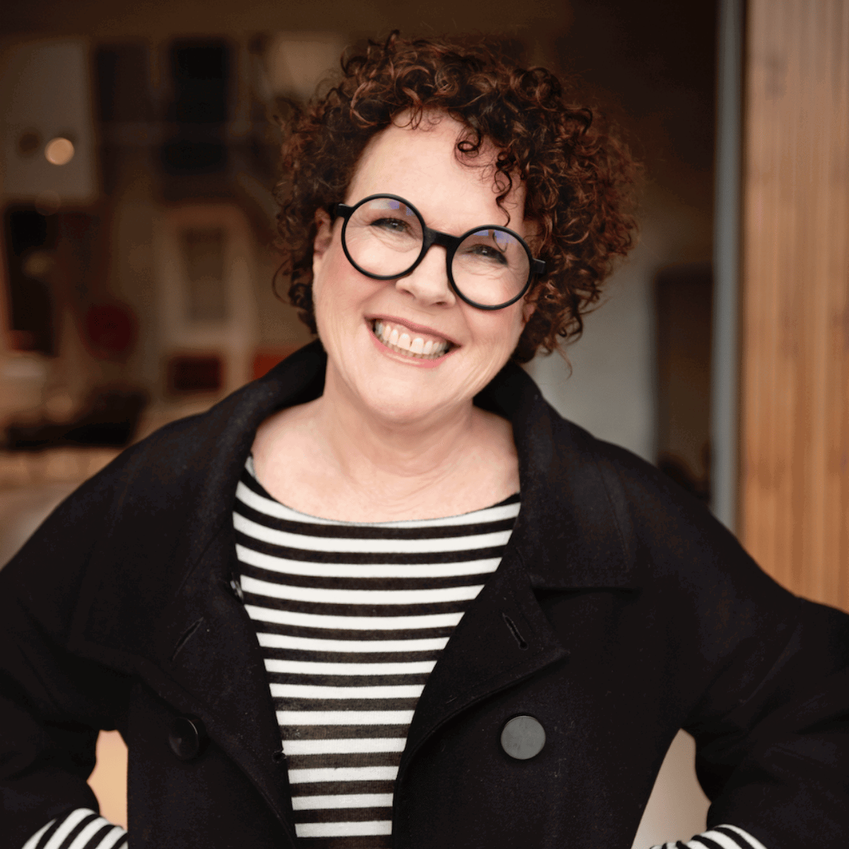 Niks mis met de ligging van het vrijstaande jaren 80-huis van Marieke en Boris, maar de smalle woonkamer is een echte uitdaging. Stylist Marianne schiet het stel te hulp.