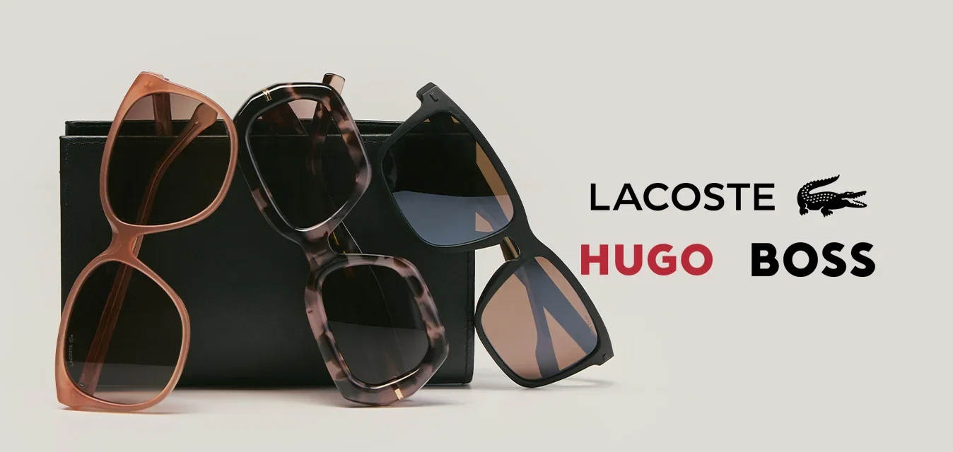 Tre paia di occhiali da sole di stili e colori diversi appoggiati a una custodia rettangolare nera su uno sfondo semplice.