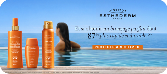 Trois flacons orange Institut Esthederm Adaptasun au bord d une piscine devant une femme dans l eau. Le texte indique « Et si obtenir un bronzage parfait était 87% plus rapide et durable ?* ». Un bouton orange affiche « PROTÉGER & SUBLIMER »