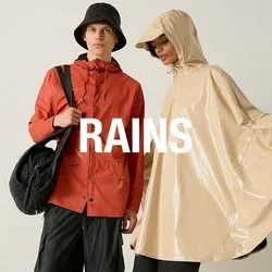 Deux personnes portant des vêtements de pluie : l'une en veste rouge et chapeau seau noir avec un sac, l'autre en poncho beige à capuche et shorts noirs.