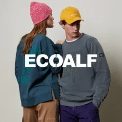 Dos suéteres: uno azul verdoso con gran texto en verde, y uno gris con texto verde. Un gorro de lana rosa y una gorra amarilla completan los conjuntos.