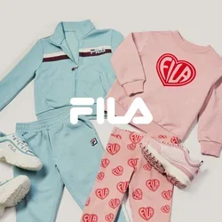 Dos conjuntos de ropa para niños: chaqueta azul claro con pantalones a juego y zapatillas blancas, y sudadera rosa con logo de corazón, pantalones a juego y zapatillas.