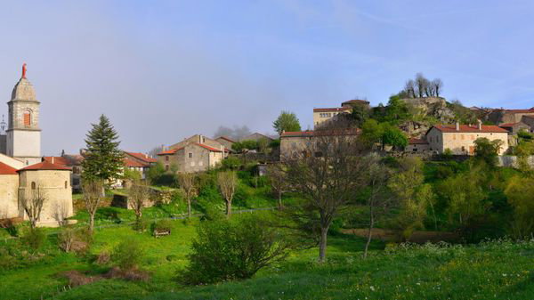 Avec sa vue spectaculaire sur la vallée de l'Allier et son charme médiéval, ce village est l'un des plus beaux de France