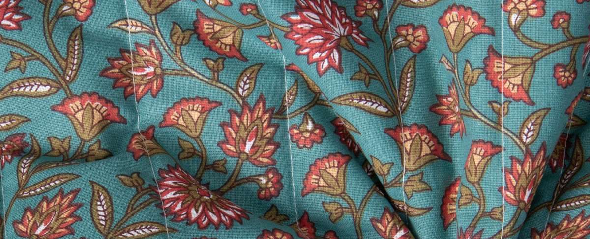 Tissu Coton Matelassé réversible Santal fleuris sur fond Bleu canard