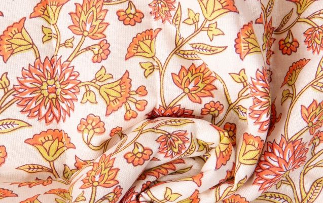 Tissu Coton Matelassé réversible Santal fleuris sur fond Ecru