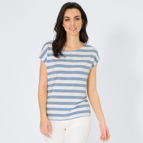 Frauenmodel trägt ärmelloses Top, Beige, strukturierte Oberfläche, dunkelblaue Hose, Vorderansicht