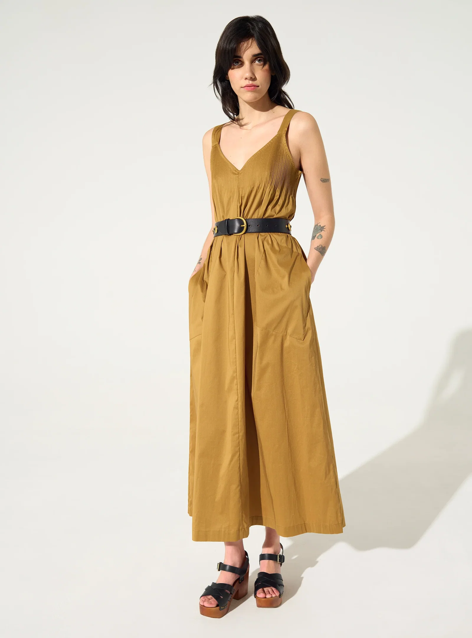 Image of Robe longue plissée en coton marron