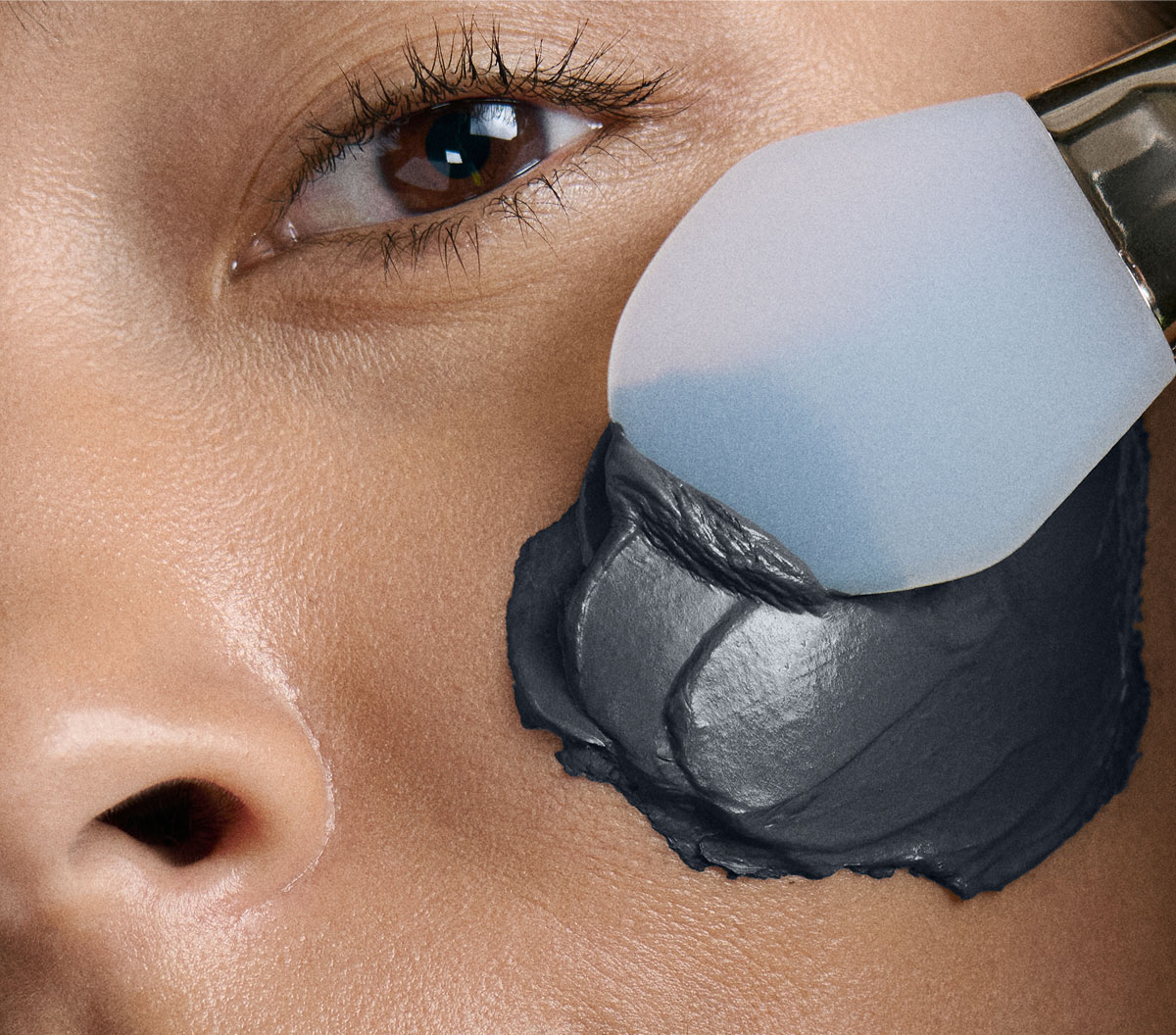 Image of model applying Fango Purificante Purifying Mud