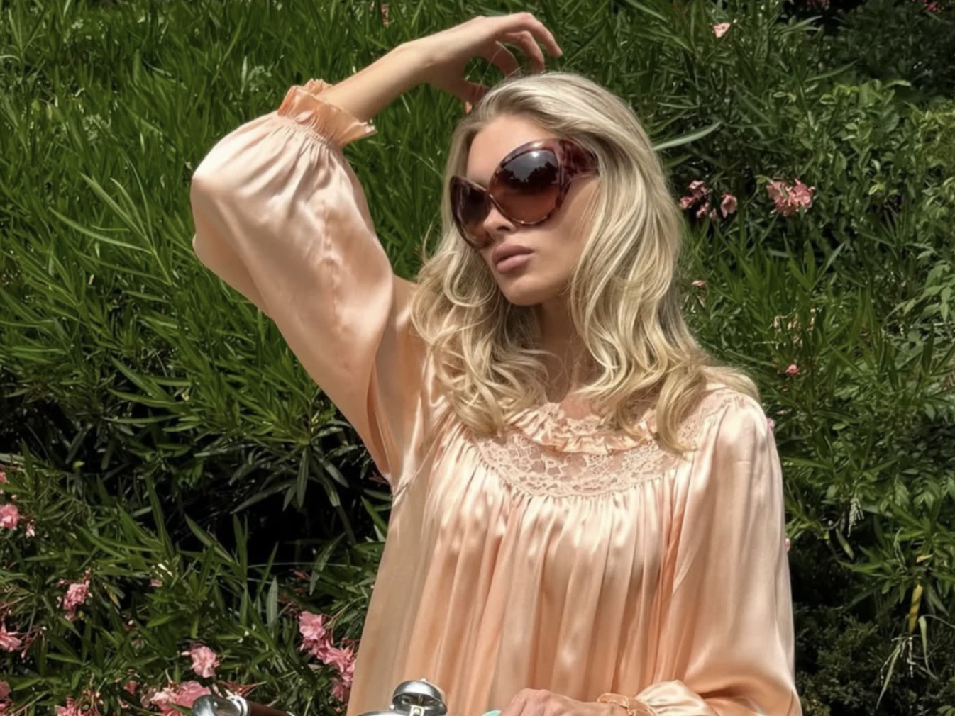 Satin-Sneaker zum Kleid: Der Schuhtrend, den wir diesen Sommer zu ALLEM kombinieren