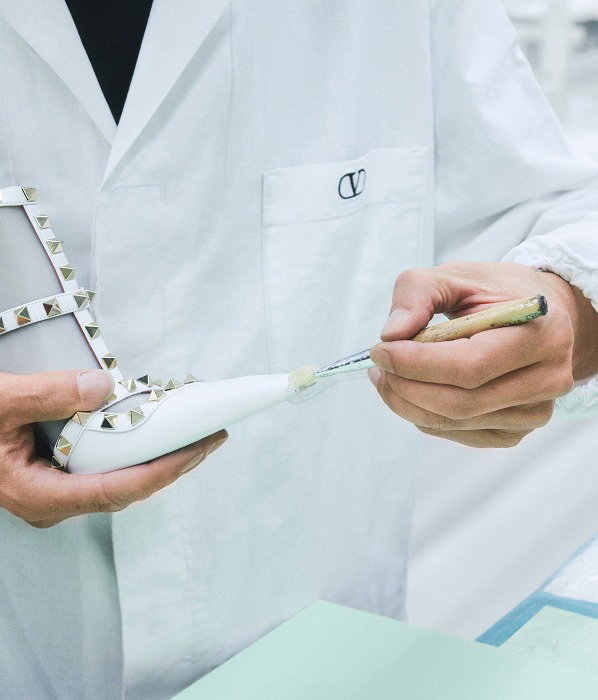 https://www.valentino.com/women/experience/valentino-garavani-rockstud-shoes