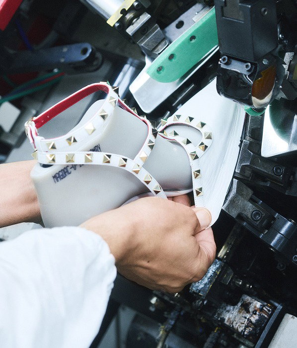 https://www.valentino.com/women/experience/valentino-garavani-rockstud-shoes