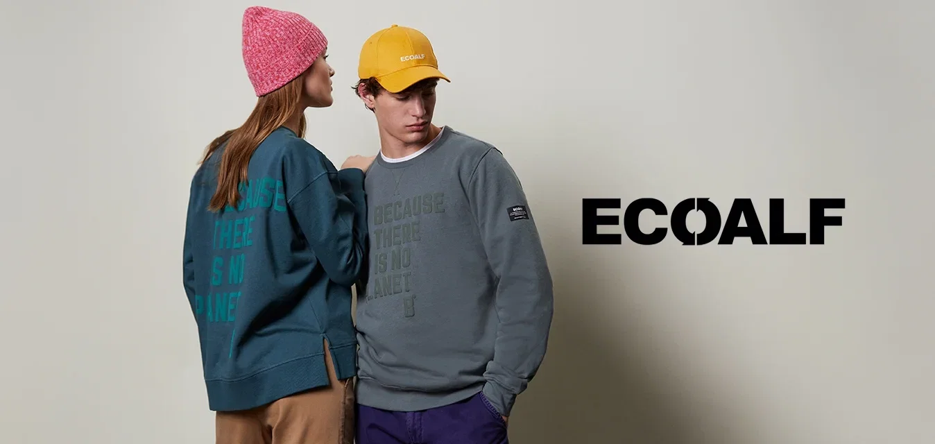 Dos suéteres: uno azul verdoso con gran texto en verde, y uno gris con texto verde. Un gorro de lana rosa y una gorra amarilla completan los conjuntos.