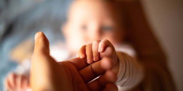 mains de bébé