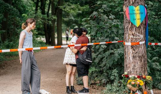 Verdriet en veerkracht bij lhbti-gemeenschap Berlijn: ‘Ik laat me niet uit de publieke ruimte verdringen’