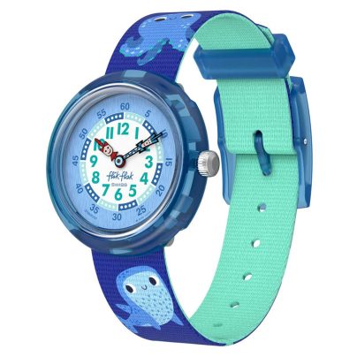 Kinderuhr von Flik Flak in den Farben Blau und Grün mit Fischen des Regenbogens freigestellt vor hellem Hintergrund