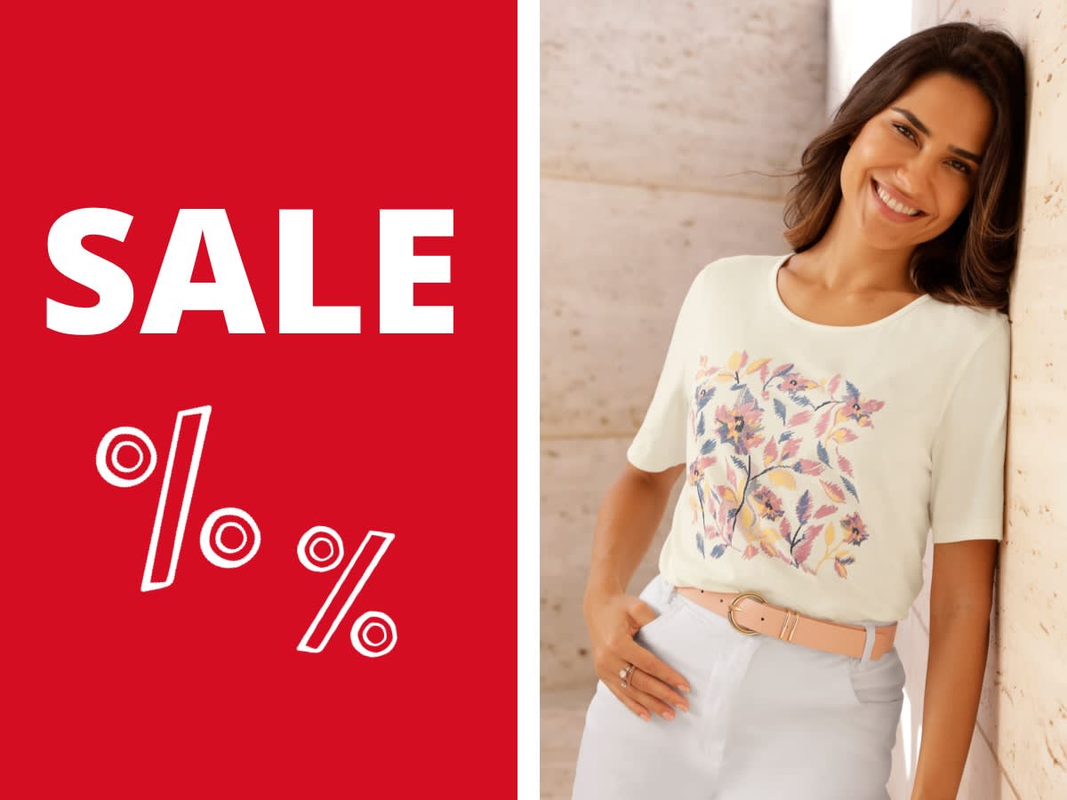 Ein Model lehnt an einer Wand und trägt ein helles, kurzärmeliges Shirt mit floralem Muster und eine weiße Hose, daneben roter Hintergrund mit weißem Text 'SALE' und Prozentzeichen. Schnäppchen. Alle Größen ein Preis. Bild oder Schaltfläche darunter anklicken, um in den Shop zu gelangen >