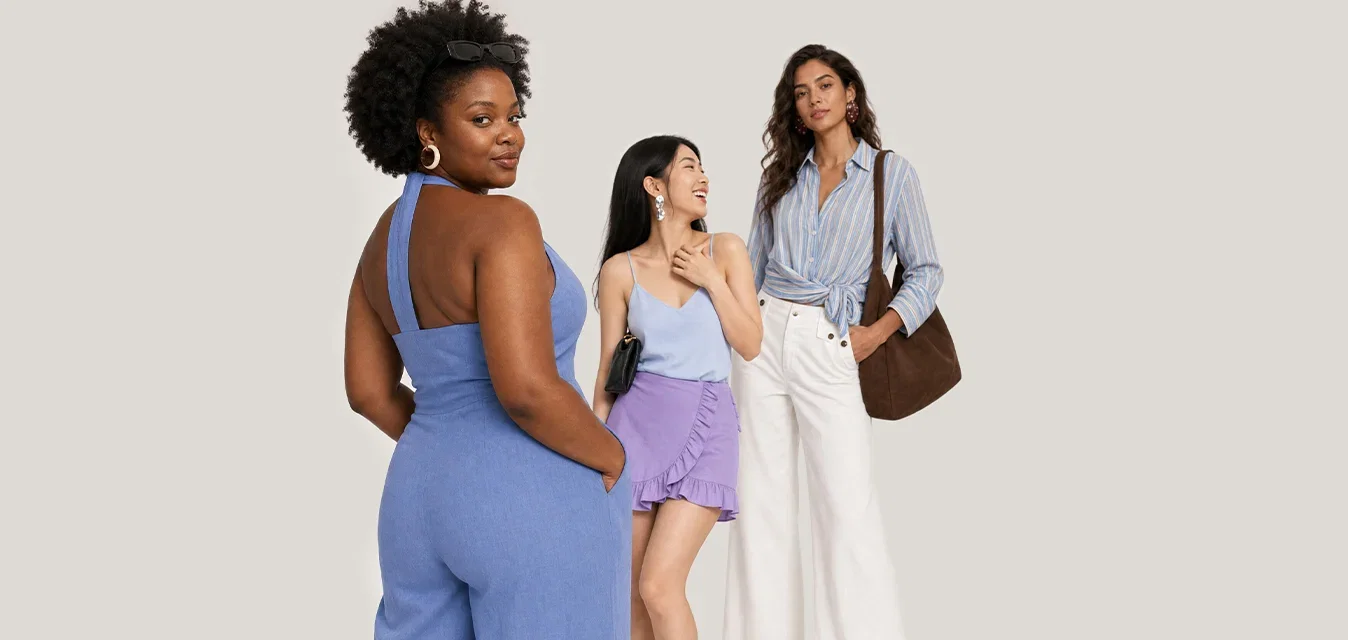 Drie vrouwen poseren respectvol, gekleed in zomerkleding: blauwe jumpsuit, paarse rok met tanktop en gestreept overhemd met witte broek.