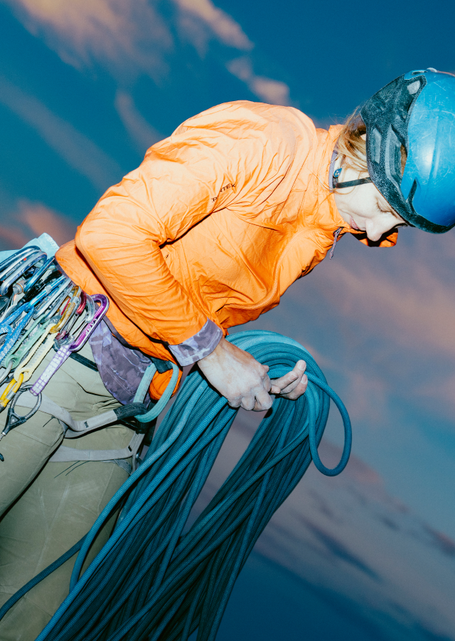 Women with rope wearing Women's Kor AirShell™ Hoody.