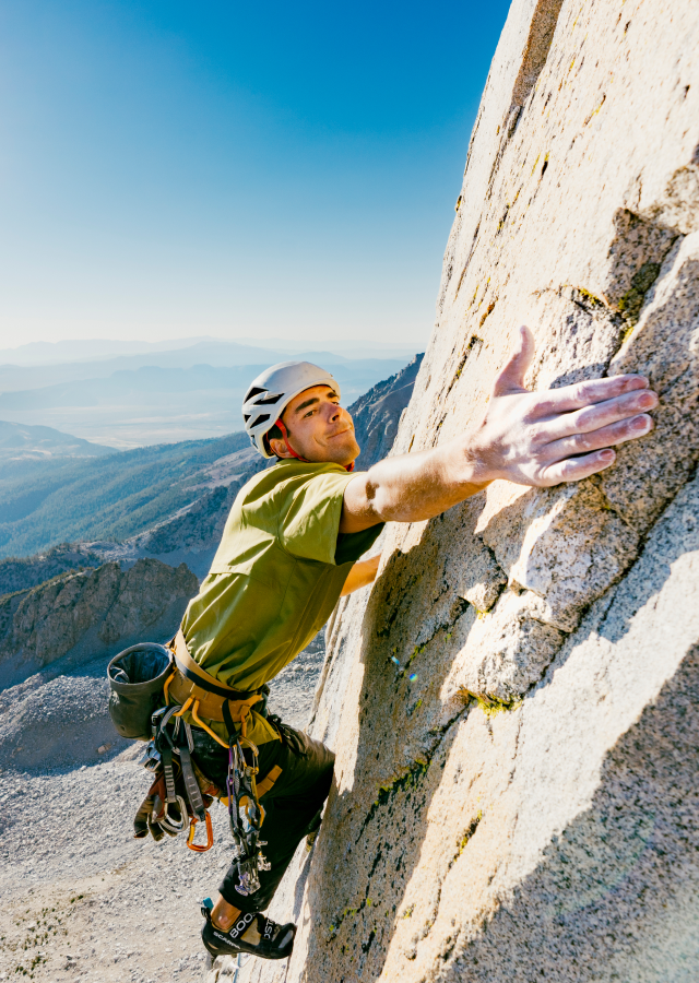A climber wearing the Men's Sun Drift™ Cooling Short Sleeve.