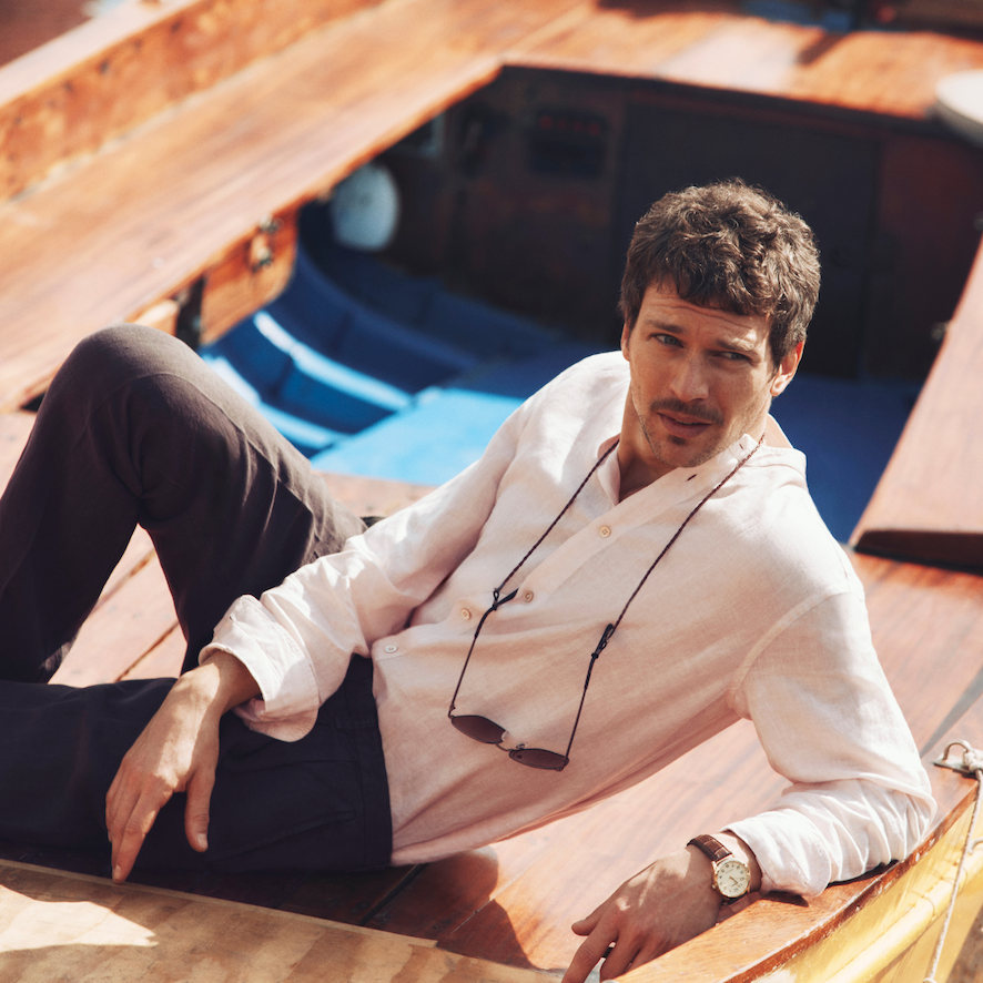 uomo su una barca con camicia di lino