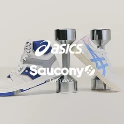 Twee verschillende gestileerde witte en blauwe sneakers balanceren op twee metalen halters tegen een effen achtergrond.