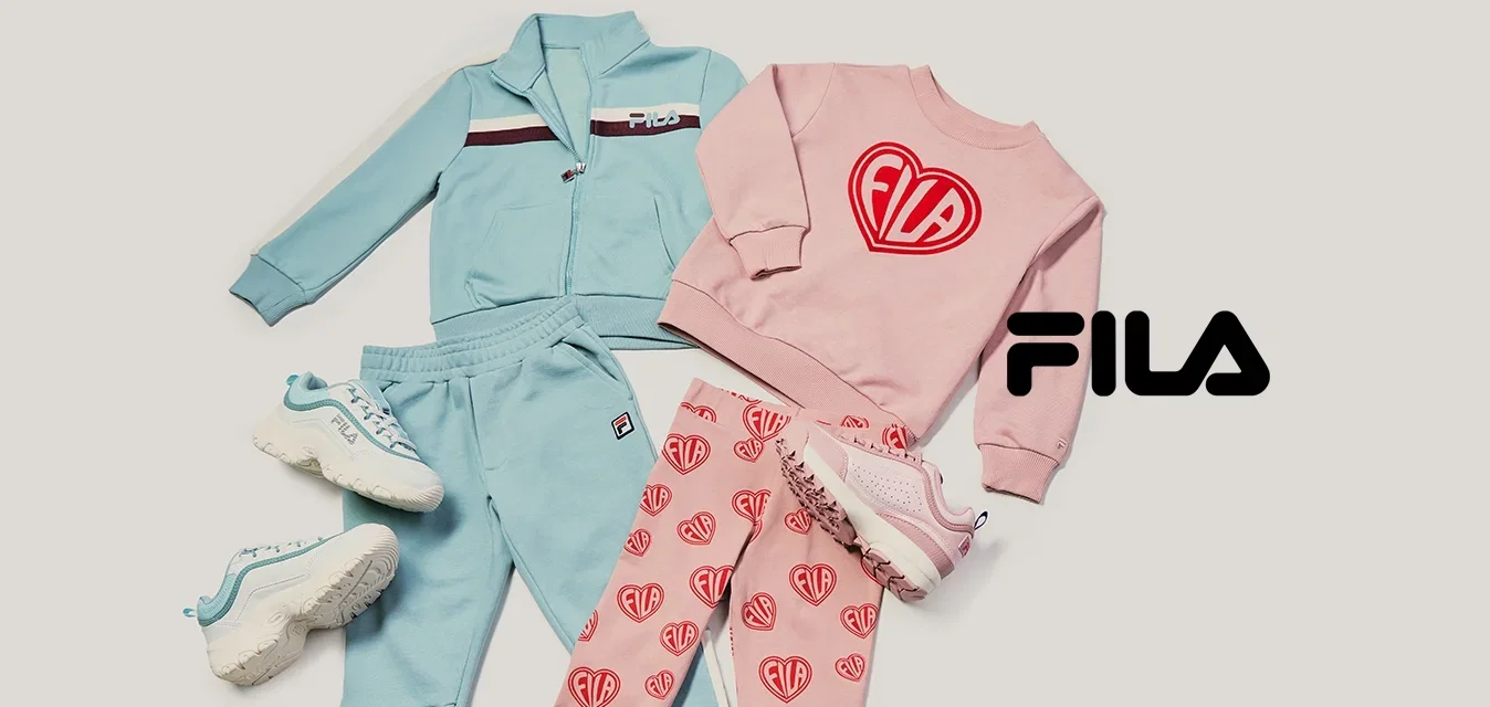 Twee kinderkleding sets: lichtblauw jasje met bijpassende broek en witte sneakers, en roze sweater met hartlogo, bijpassende broek en sneakers.
