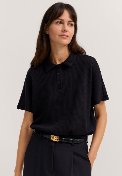 Strukturiertes Poloshirt in schwarz