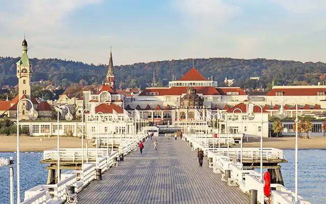 El histórico muelle de madera de Sopot adentrándose en el mar Báltico hacia el balneario y el faro
