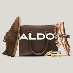 Borsa a mano in pelle marrone con ciondolo a forma di cuore dorato, sneaker in camoscio marrone, scarpa piatta con stampa zebra e due braccialetti dorati su sfondo chiaro.