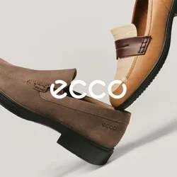 Twee zwevende leren loafers, één bruin en één beige met een riempje, tegen een lichtgrijze achtergrond.