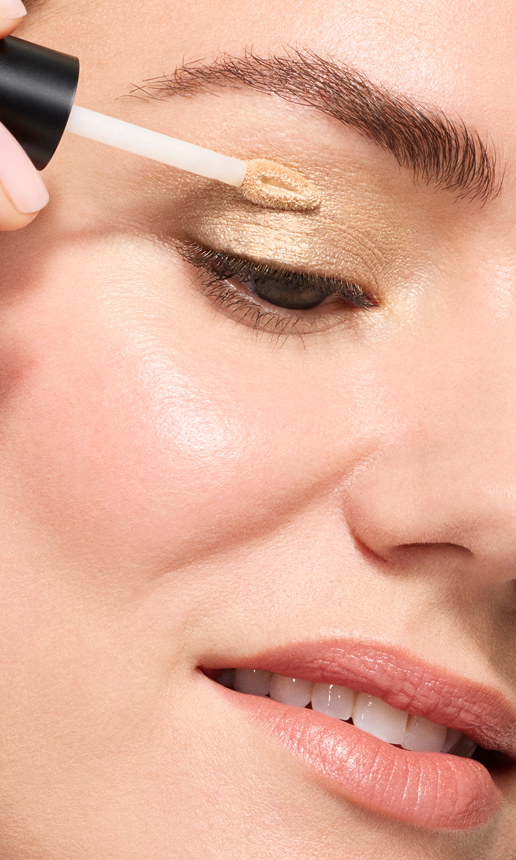 Model applying Gen Nude Liquid Mineral Eyeshadow