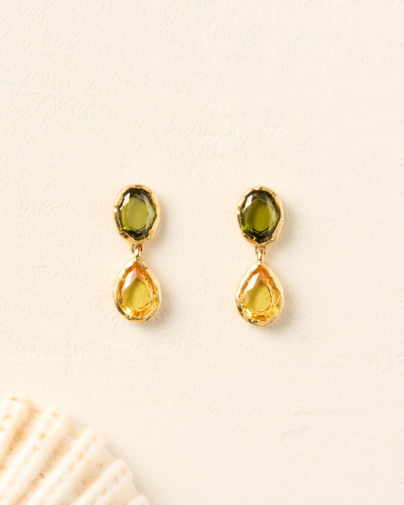 Pedra earrings: gold drop earrings with an olive-green oval stone and a yellow teardrop stone