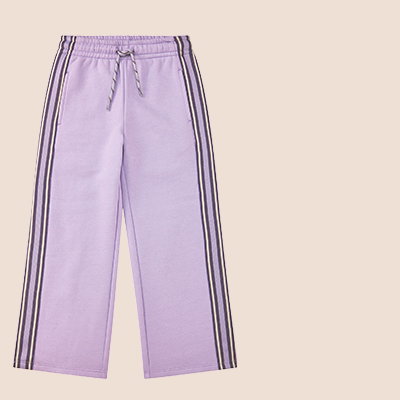 Produktansicht: Lila Mädchen-Jogginghose mit seitlichen Streifen.