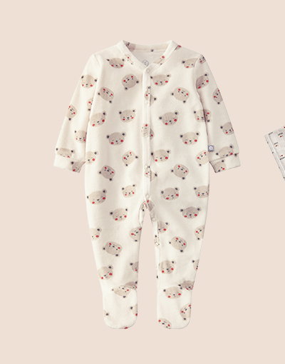 Baby-Strampler mit Bärenmotiv.