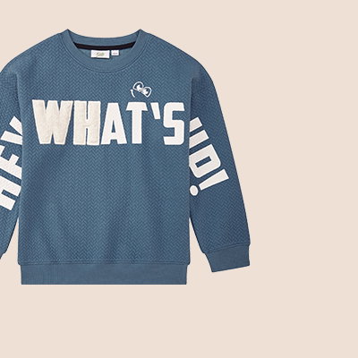 Produktansicht: Blaues Jungen-Langarmshirt, Aufschrift: "HEY WHAT'S UP!".