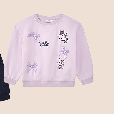 Produktansicht: Lila Mädchen-Sweatshirt mit Schleifen und Katzenmotiv.