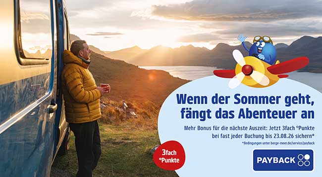 Mann in gelber Jacke schaut auf einen See. Text: Wenn der Sommer geht, fängt das Abenteuer an.