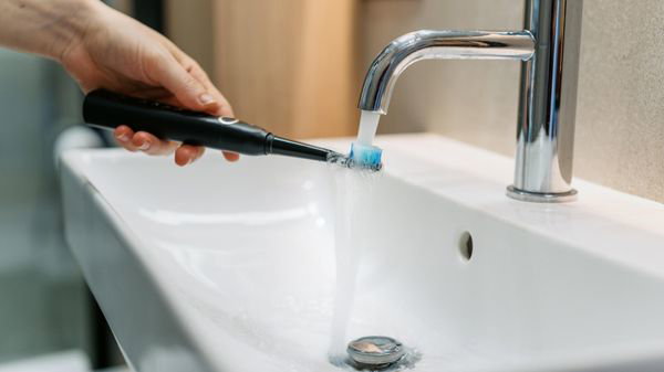 Voici quelques astuces simples pour désinfecter votre brosse à dents et protéger vos gencives