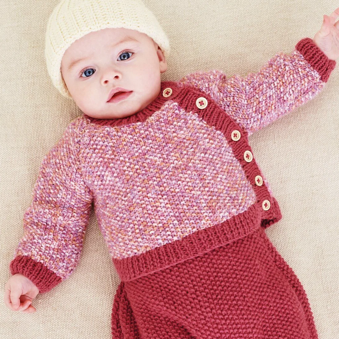 Strickset Pullover rot mit seitlichen Knöpfen