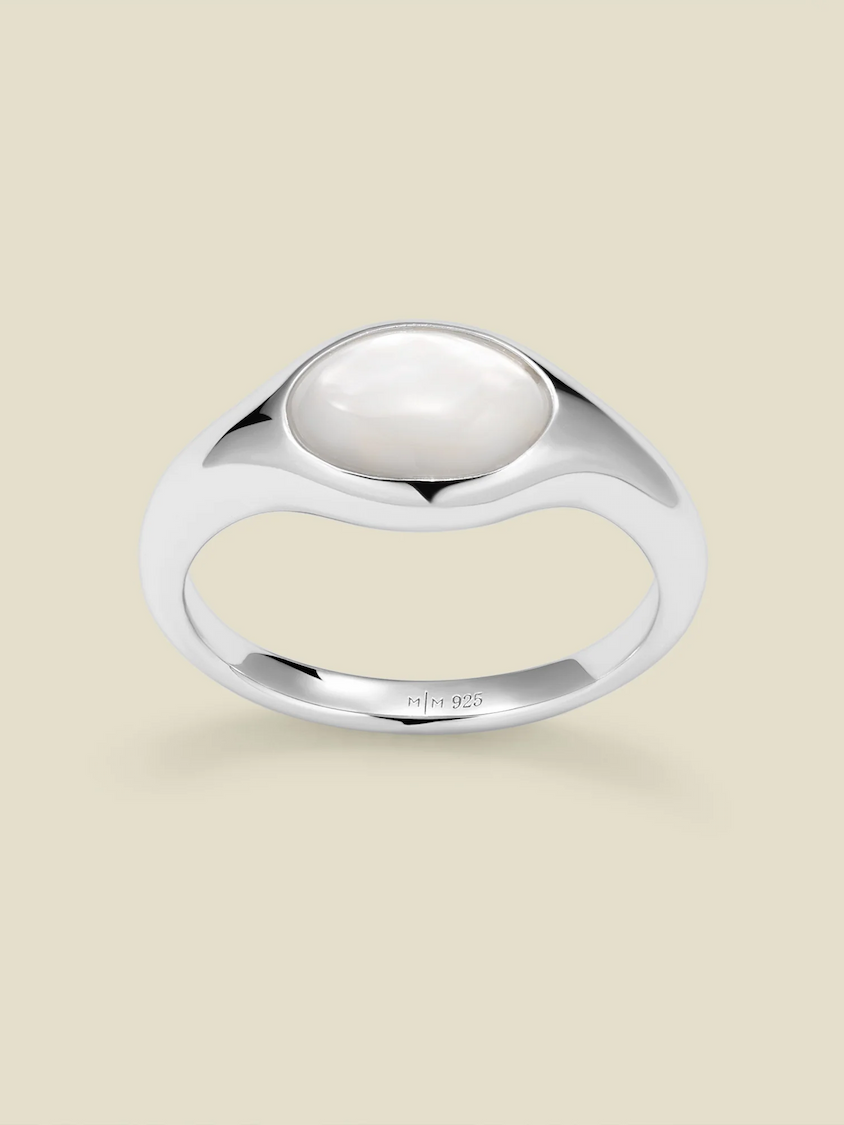 Mother of pearl signet ring in silver