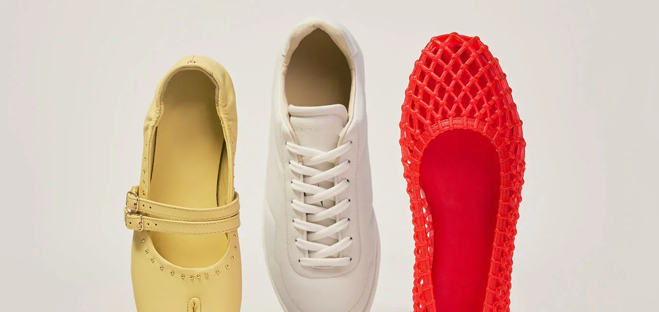Tres zapatos individuales uno al lado del otro, incluyendo una sandalia amarilla con dedo dividido, una zapatilla blanca con cordones y una bailarina roja abierta con diseño de celosía.