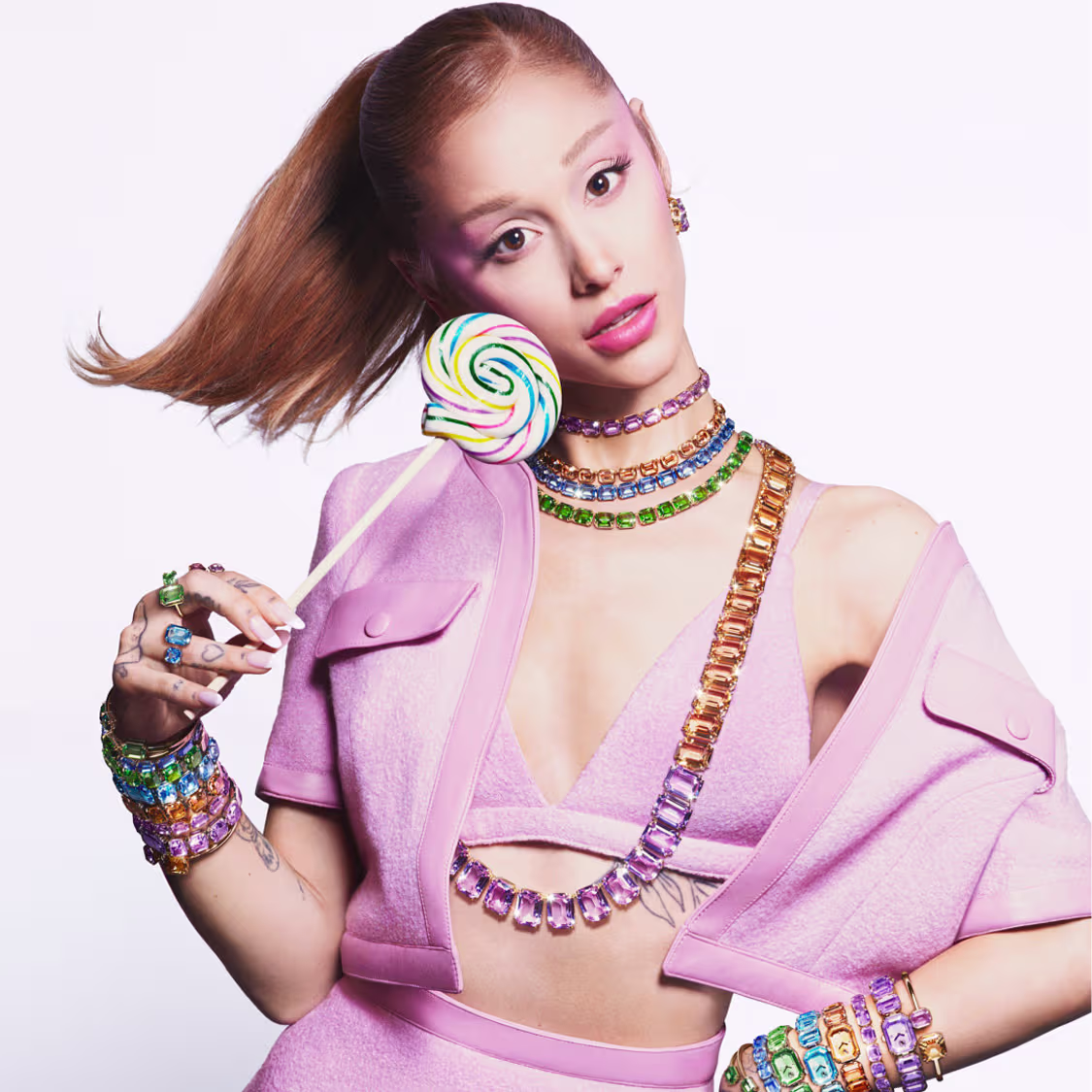 Ariana Grande ataviada con Swarovski Millenia
