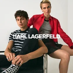 Deux modèles assis : l'un porte un t-shirt rayé noir et blanc avec un jean noir, l'autre porte une veste rouge et un top rayé avec une jupe noire.
