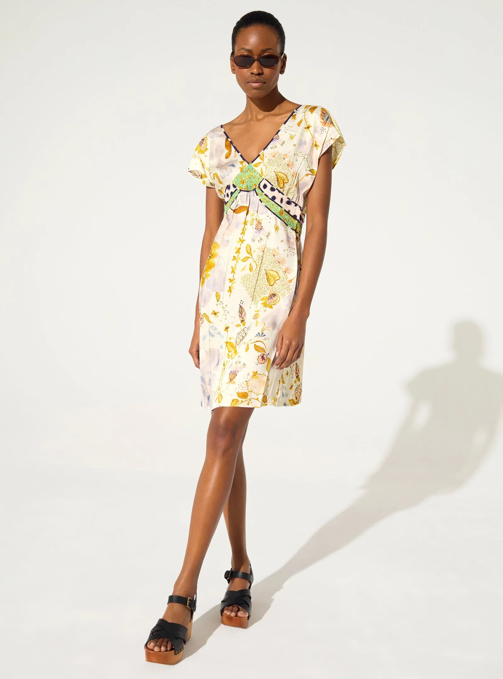 Image of Robe ajustée plissée imprimée blanc