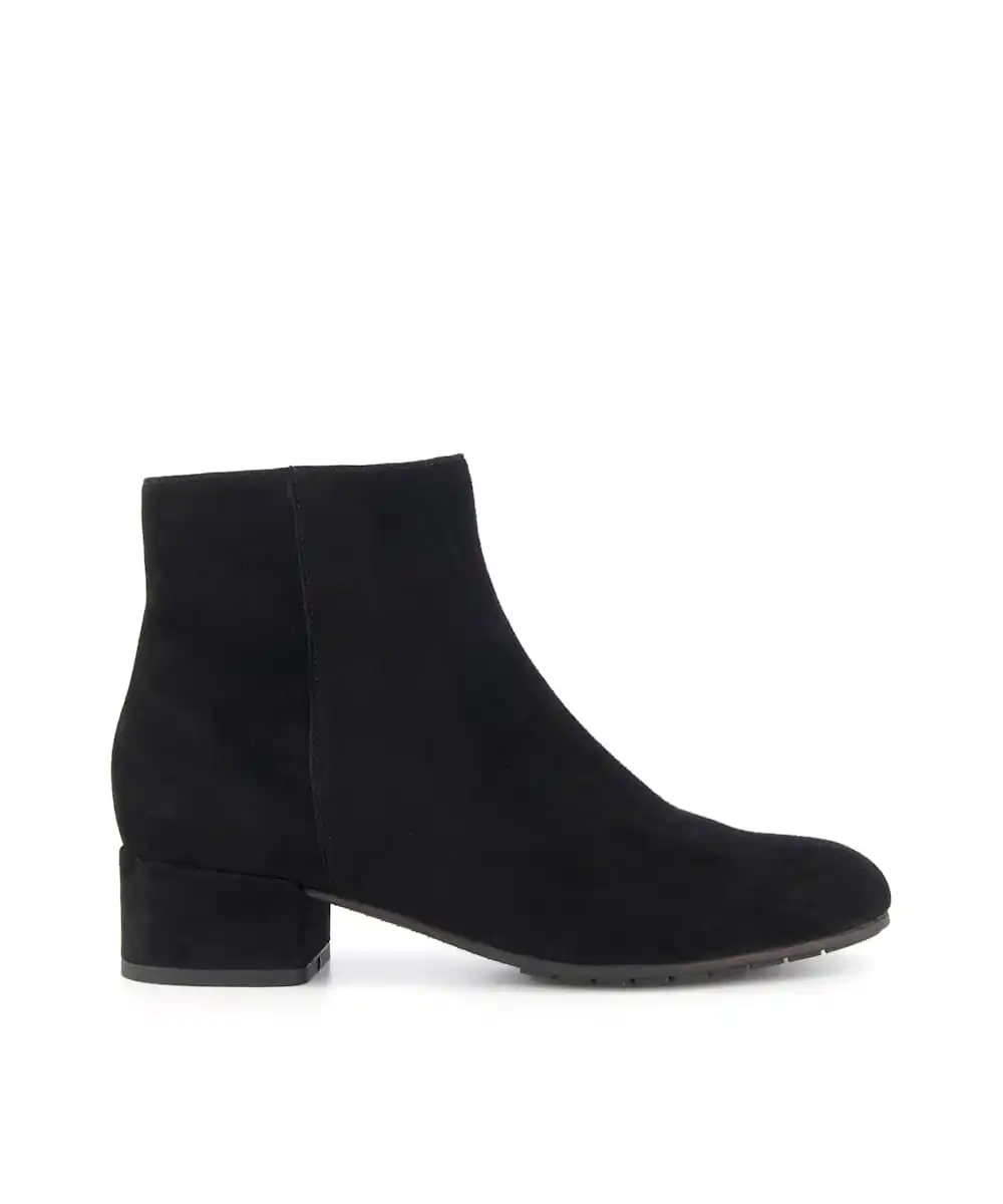 Pippie will be your go-to black ankle boots for days when you’re on the move. Set on a low block heel, these sleek and stylish suede all-rounders will...