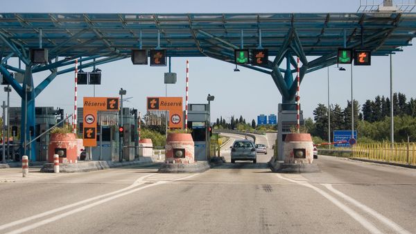 Autoroutes: méfiez-vous de l'arnaque au péage à flux libre pendant les vacances
