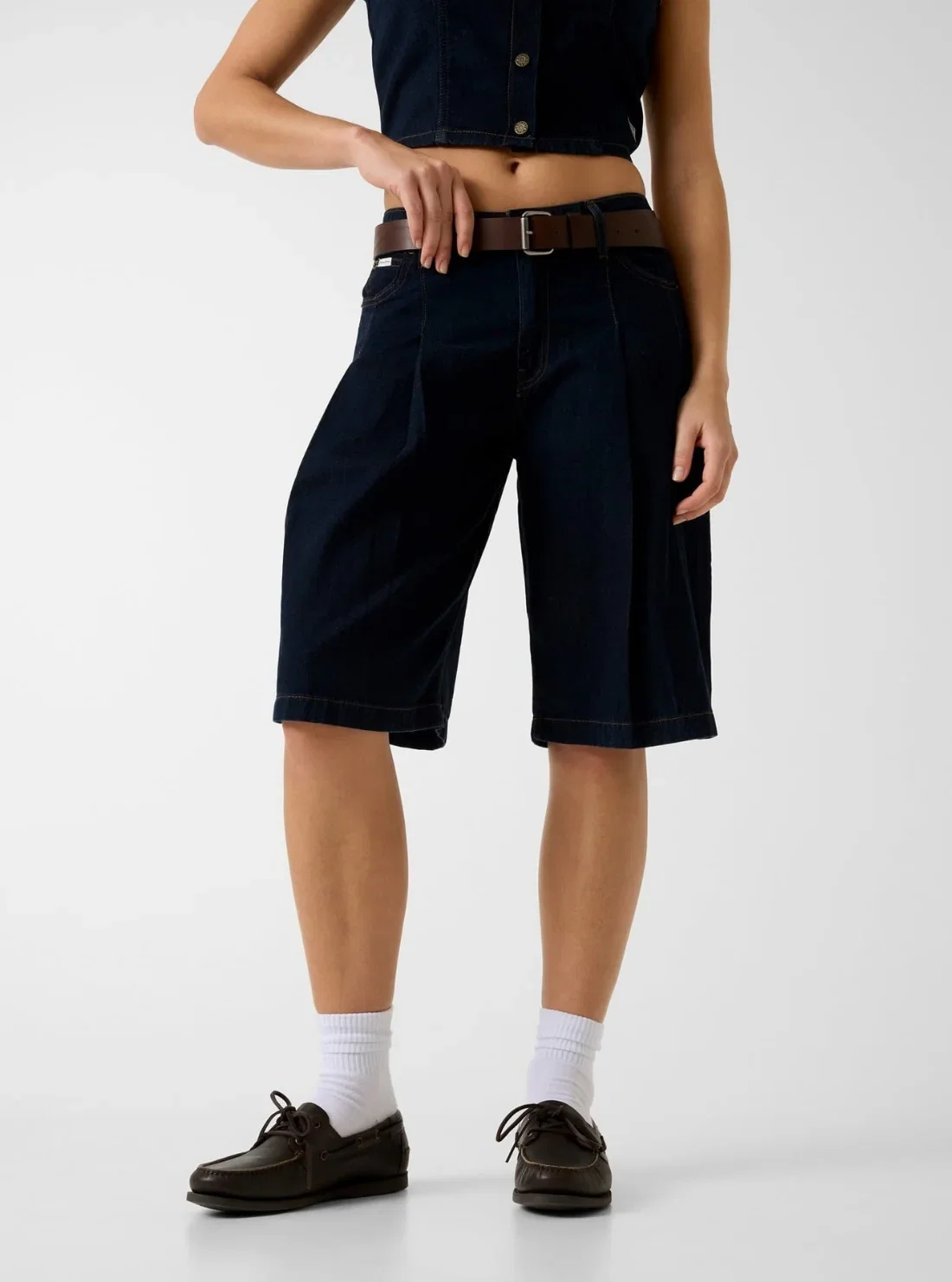 Image of Guess Jeans Classic Pleated Bermuda Shorts in Dark Wash