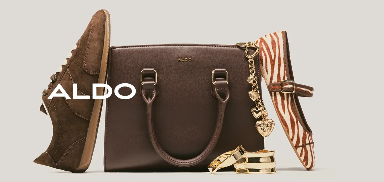 Bolso de cuero marrón con charm de corazón dorado, zapatilla de ante marrón, zapato plano con estampado de cebra y dos pulseras doradas sobre fondo claro.