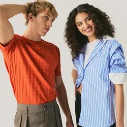 Joven con camiseta naranja y pantalones marrones, de pie con la mano en la cabeza; mujer con camiseta de rayas azules sonriendo con la mano en la cadera, fondo neutro.